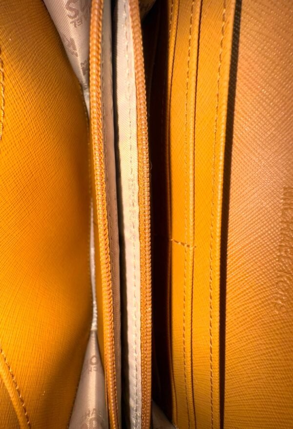 MICHAEL KORS - TRAVEL WALLET MONOGRAM - Image 7
